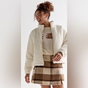 New Francesca’s Sabrina Faux Fur Ribbed Puff Ivory Jacket